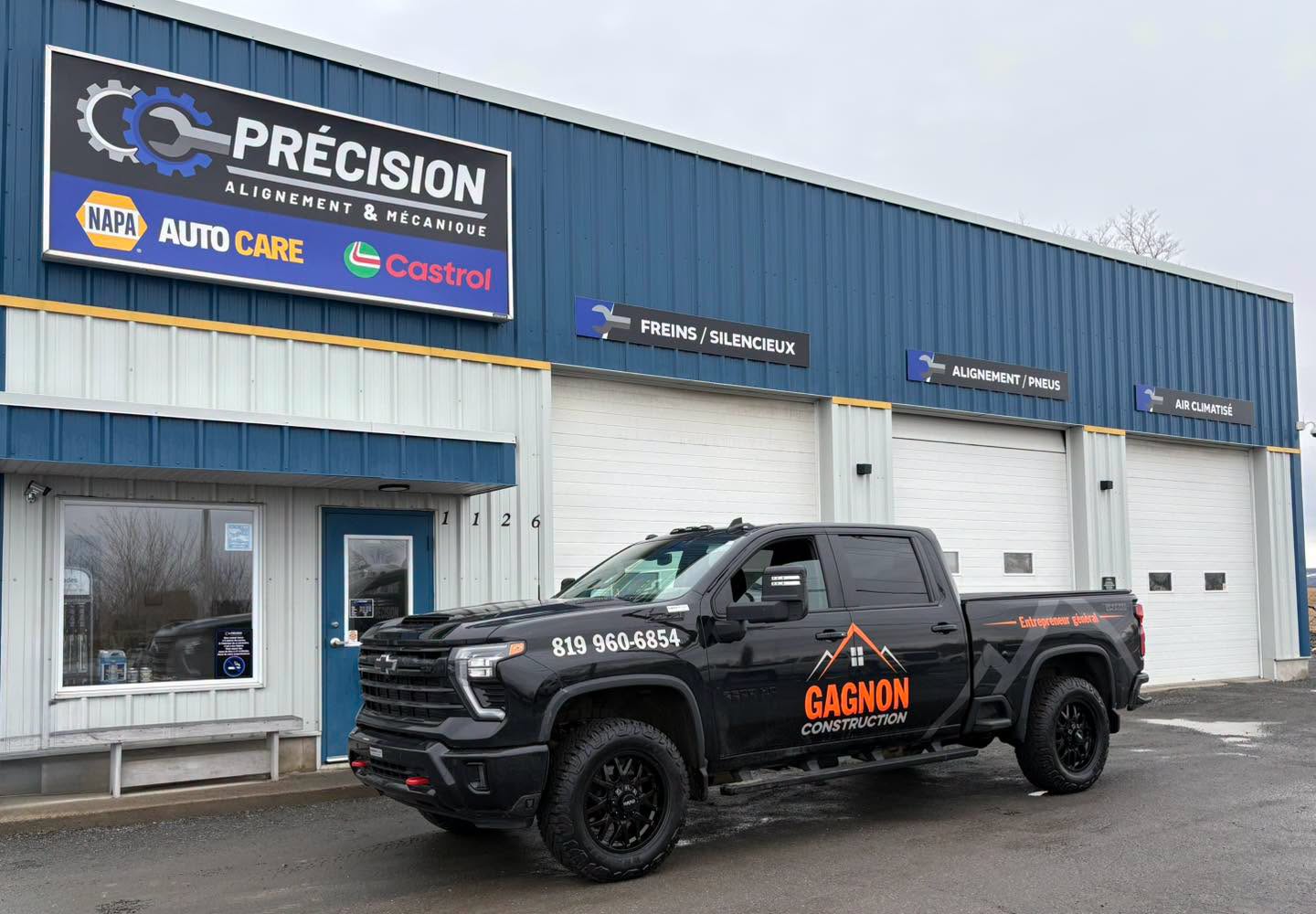 Devanture de Précision Alignement et Mécanique au 1126, route 116 Ouest à Princeville, avec l'enseigne NAPA AutoCare et Castrol