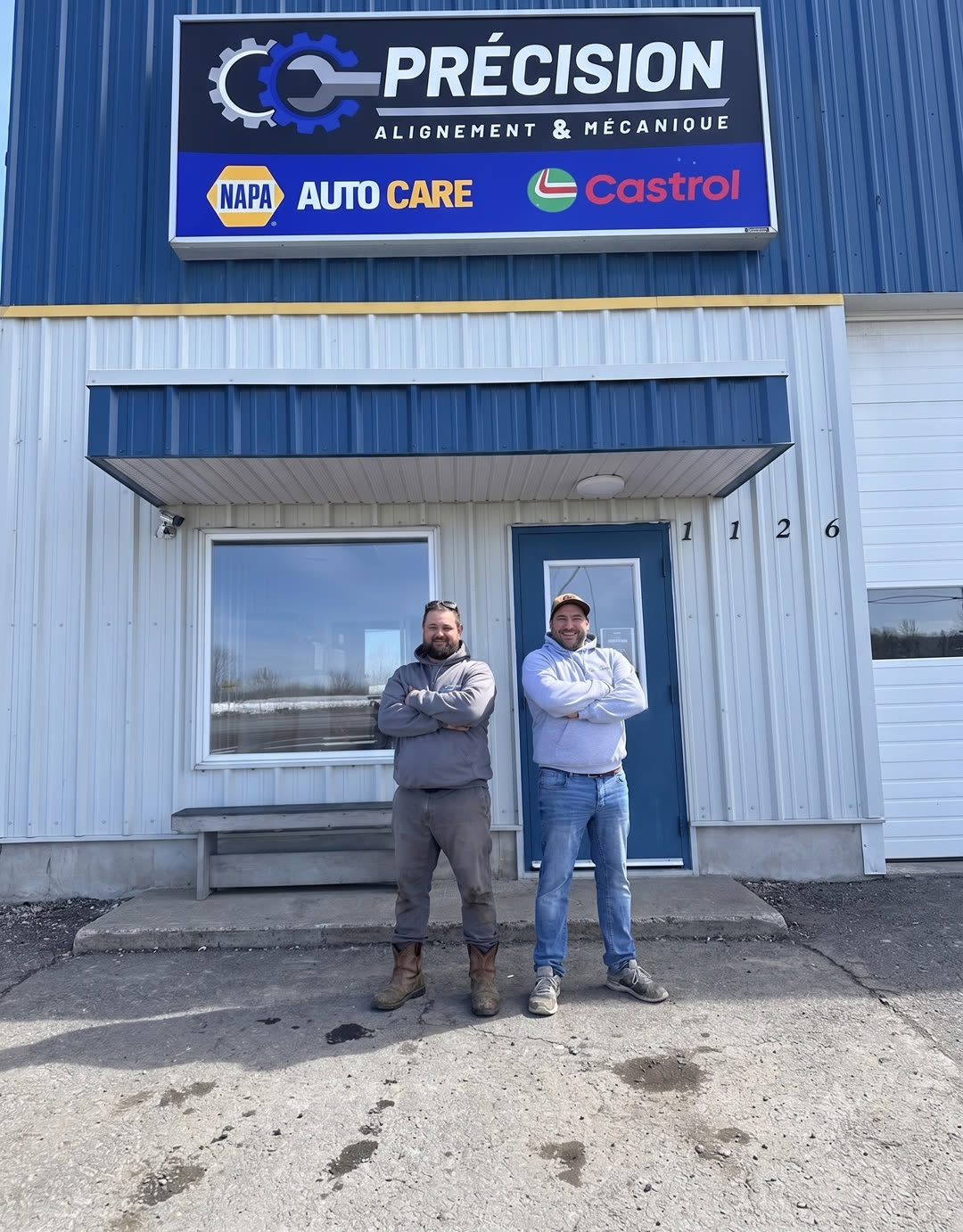 L'équipe de Précision Alignement et Mécanique devant l'atelier au 1126, route 116 Ouest à Princeville